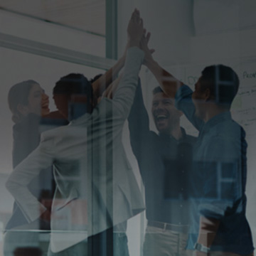 Gruppo di professionisti che uniscono le loro mani in cerchio 