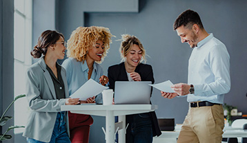 Gruppo di professionisti che uniscono le loro mani in cerchio 