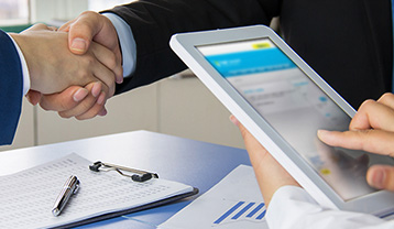 Forniture e gare, stretta di mano